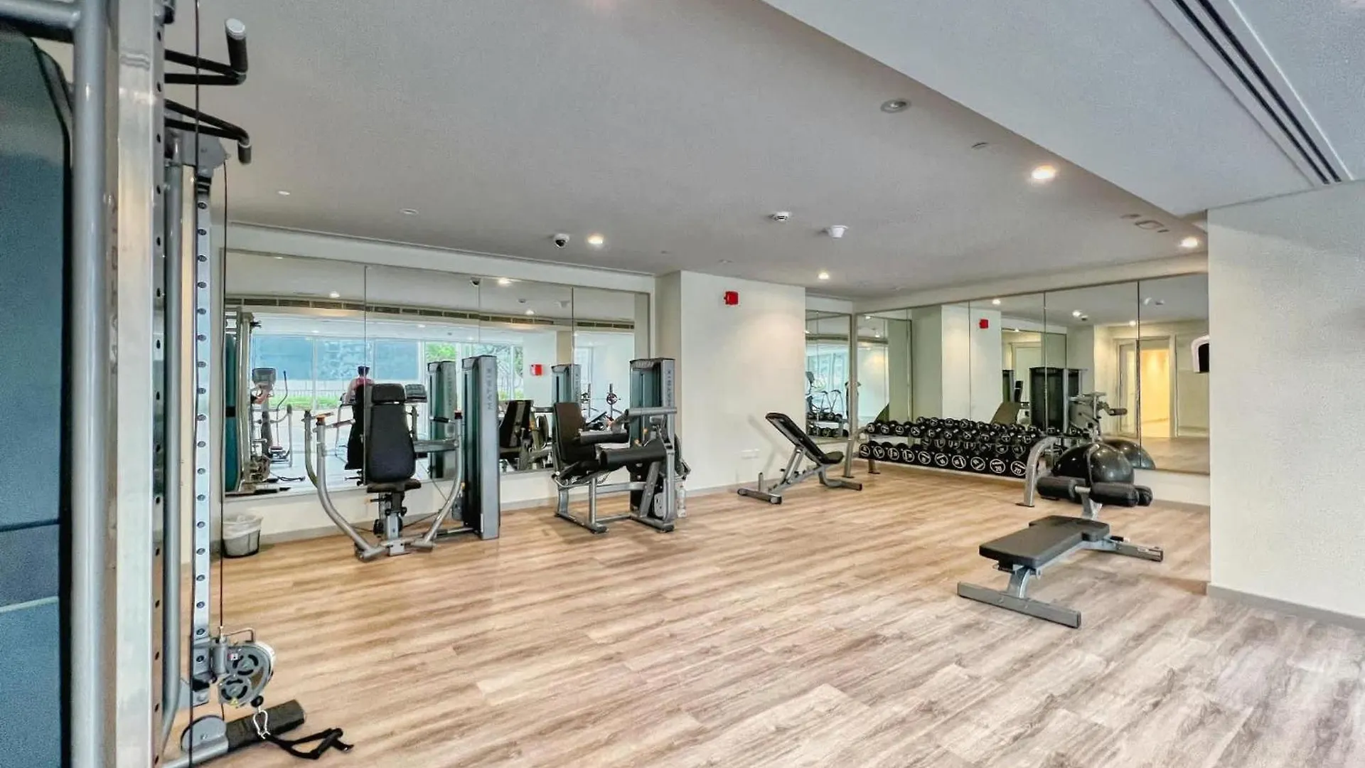 Luxury 2Bd Apt With Pool Gym & Burj Khalifa Views Dubai Apartment