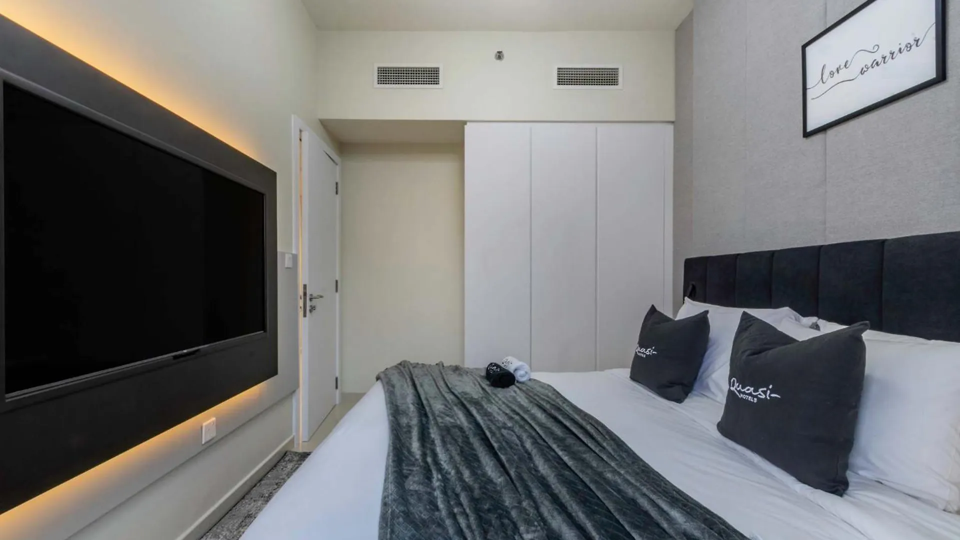 Apartment Luxury 2Bd Apt With Pool Gym & Burj Khalifa Views Dubai