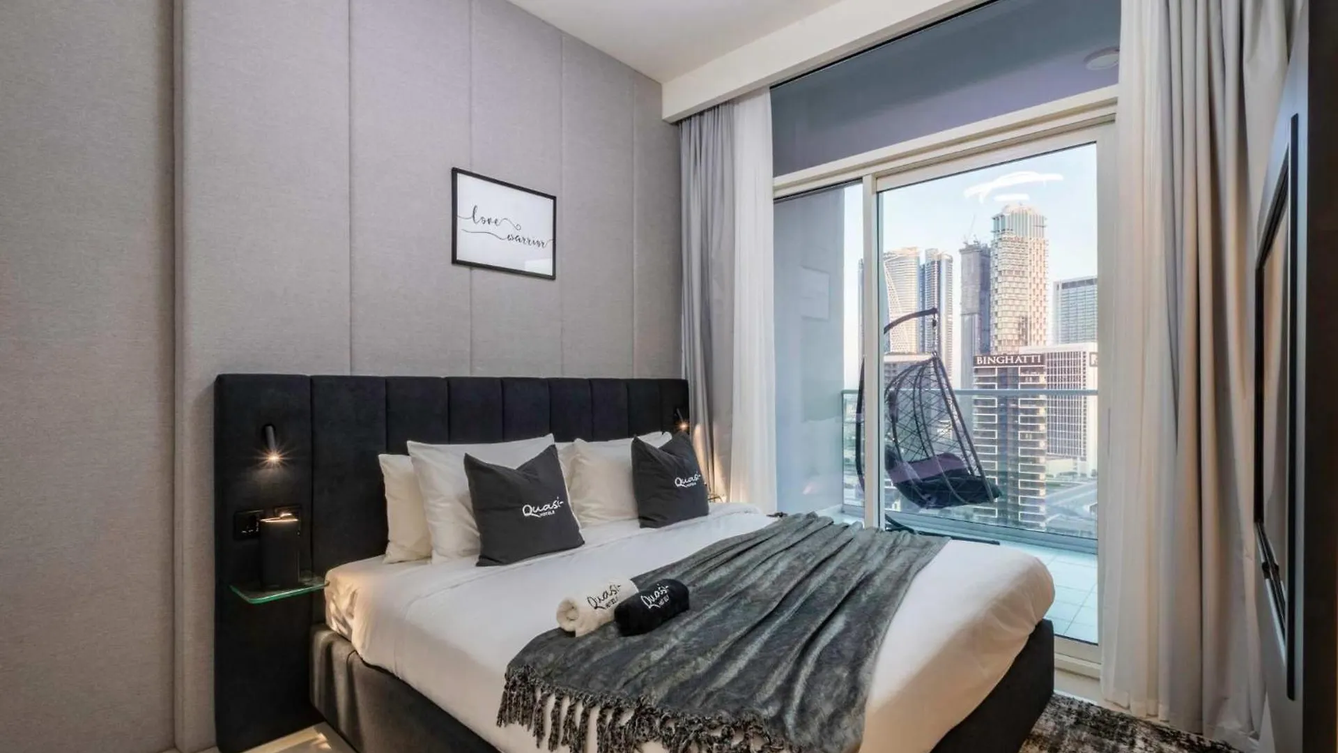 Luxury 2Bd Apt With Pool Gym & Burj Khalifa Views Dubai Apartment