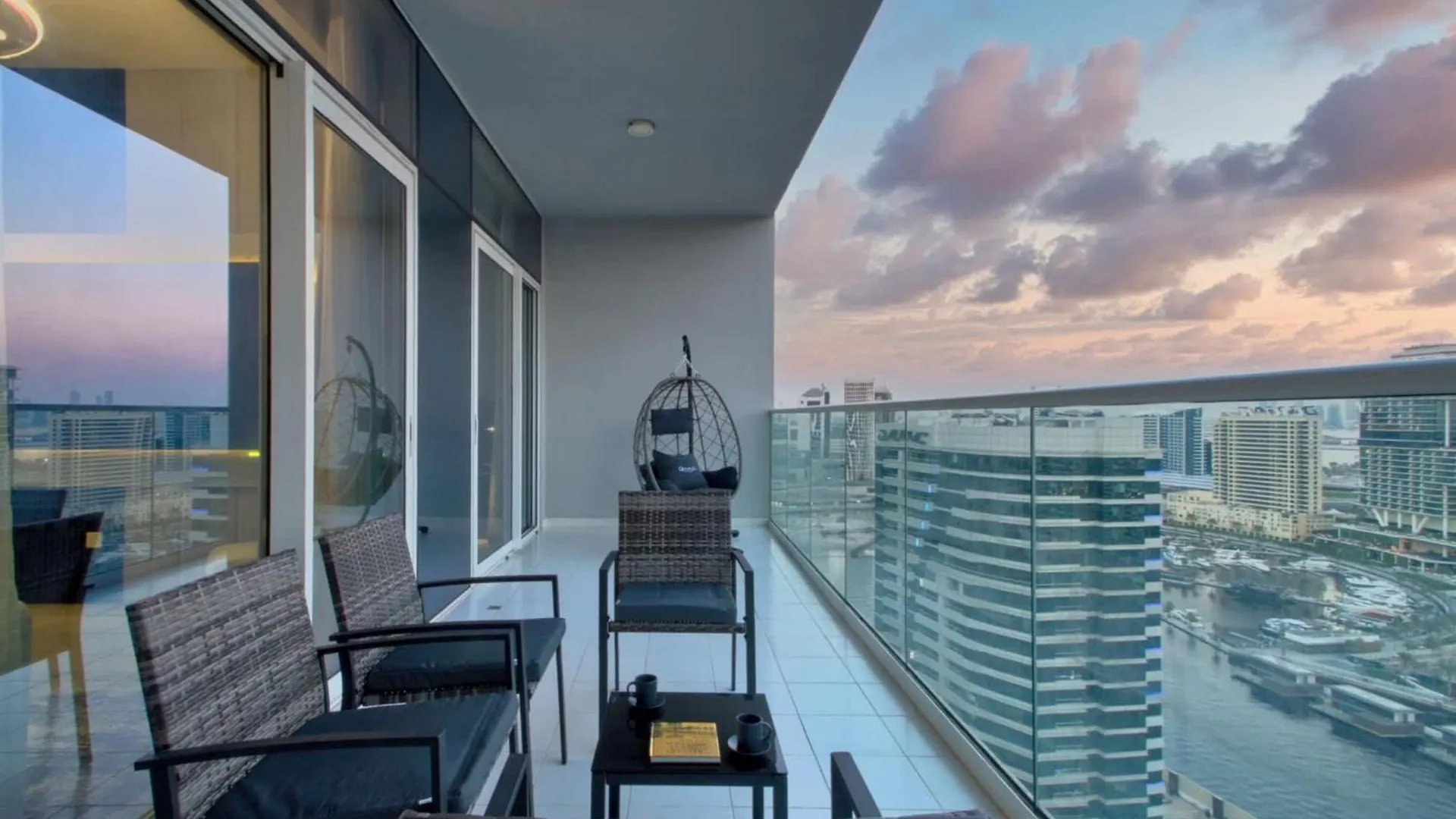 Luxury 2Bd Apt With Pool Gym & Burj Khalifa Views Dubai