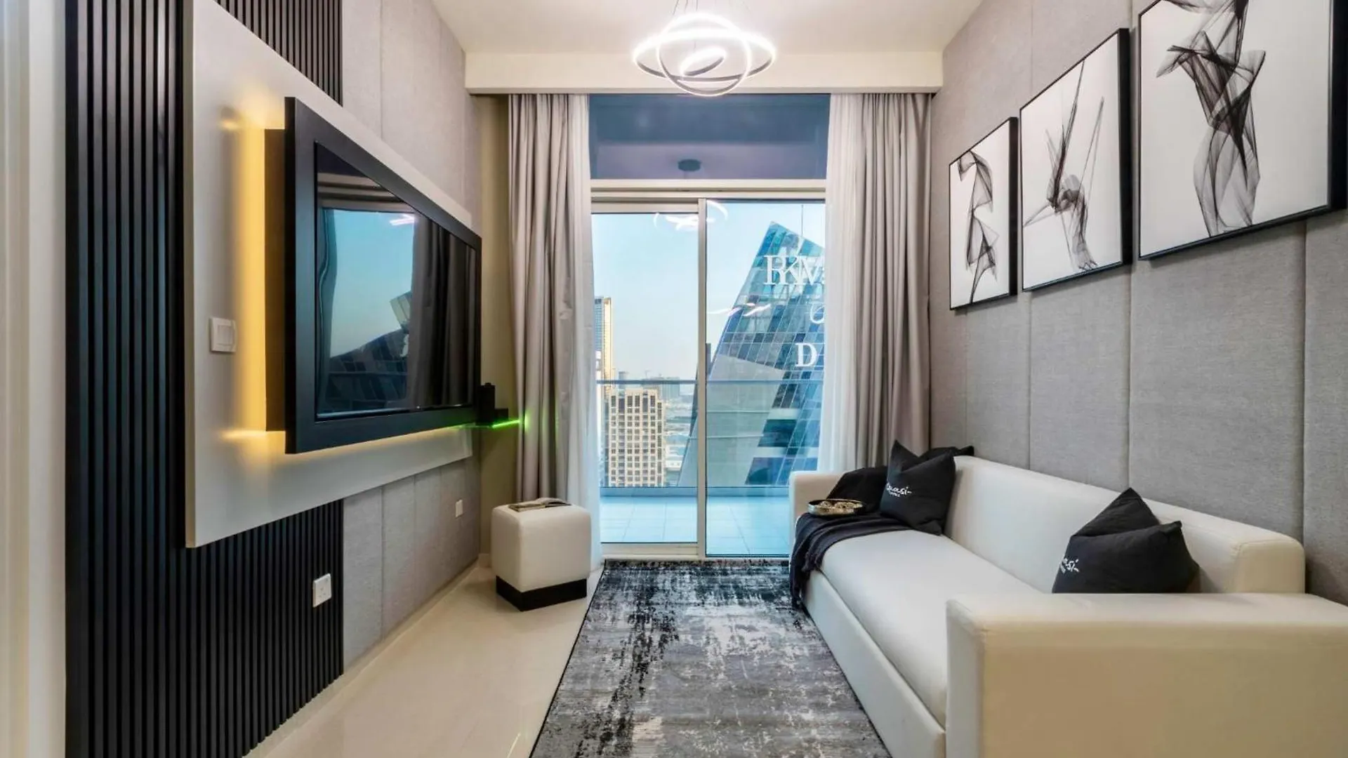Luxury 2Bd Apt With Pool Gym & Burj Khalifa Views Dubai