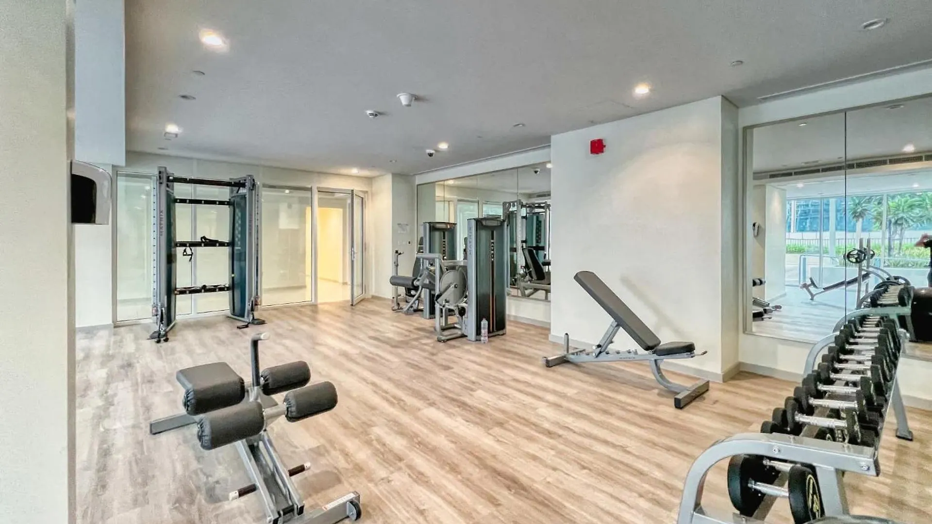 Luxury 2Bd Apt With Pool Gym & Burj Khalifa Views Dubai Apartamento