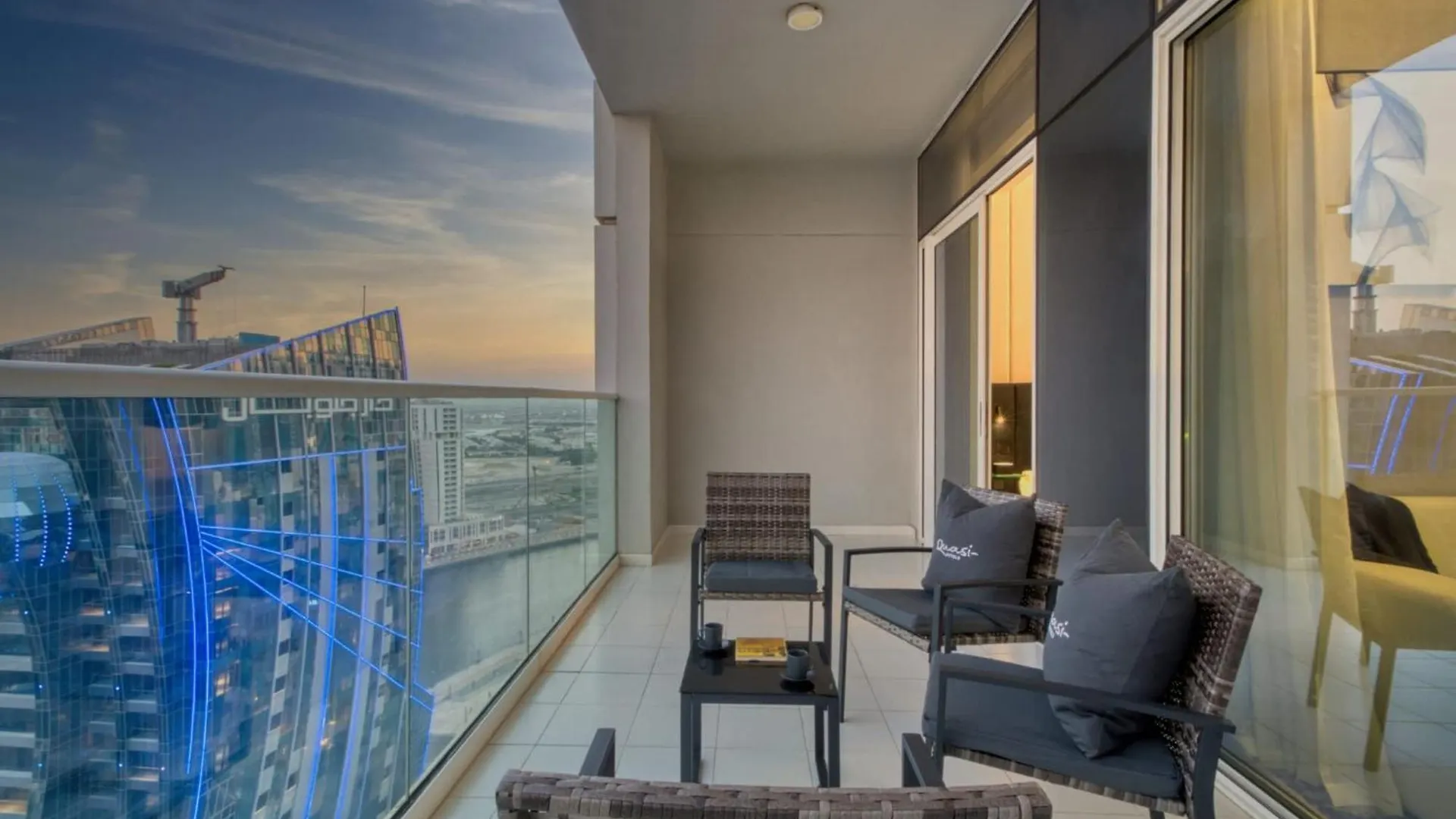 Luxury 2Bd Apt With Pool Gym & Burj Khalifa Views Dubai
