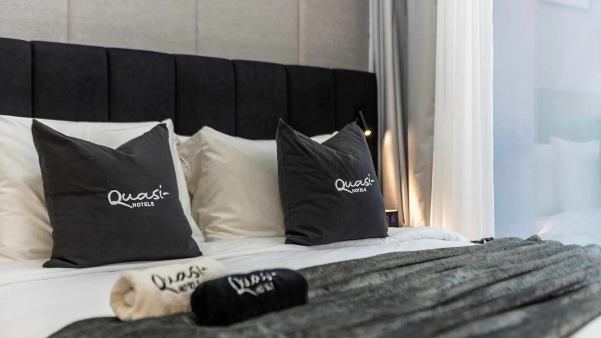 Luxury 2Bd Apt With Pool Gym & Burj Khalifa Views Dubai