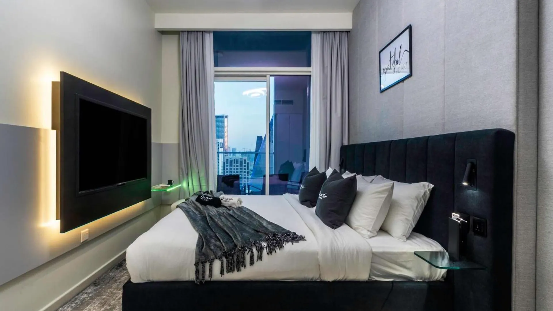 Luxury 2Bd Apt With Pool Gym & Burj Khalifa Views Dubai Apartamento