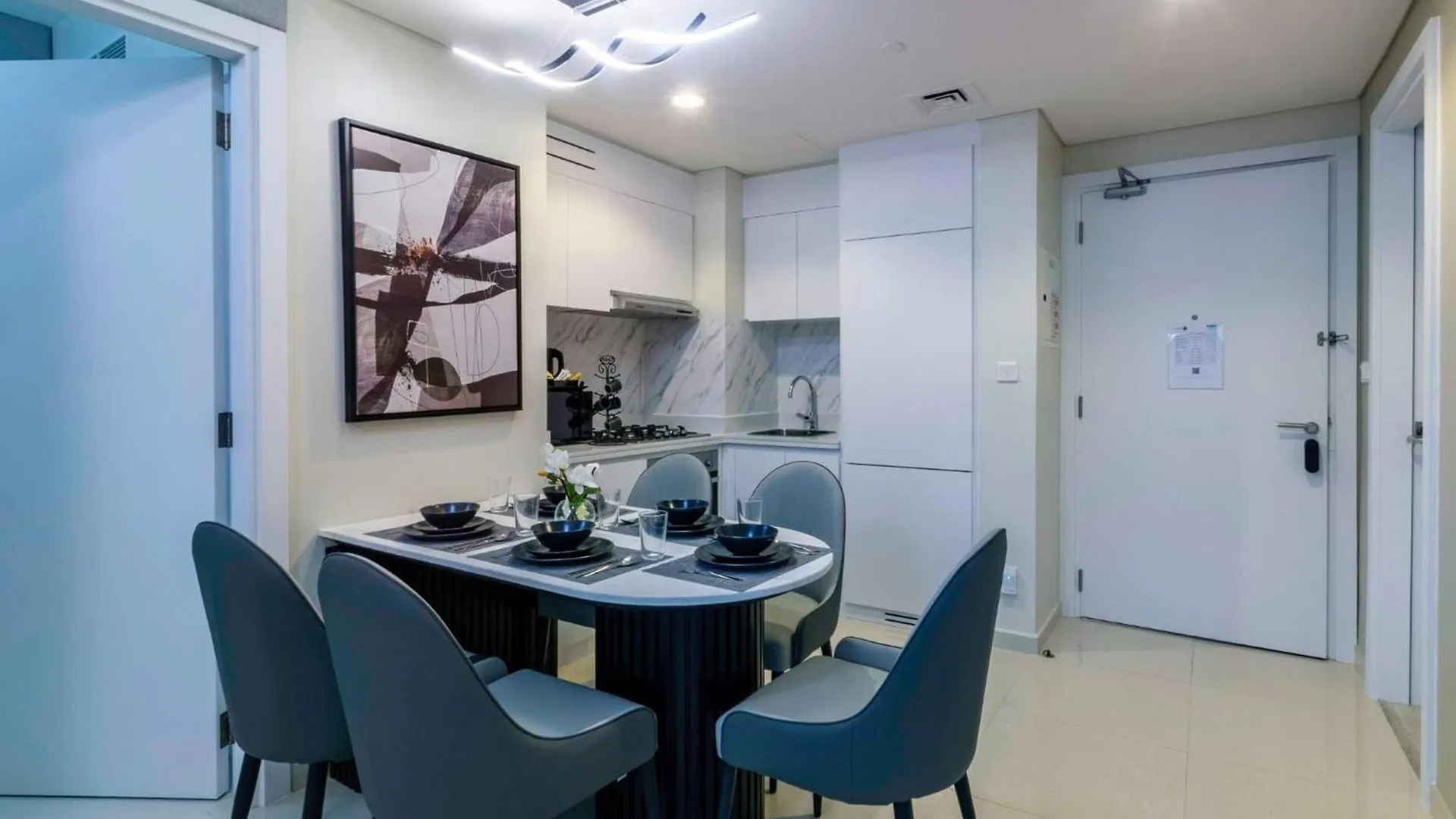 Luxury 2Bd Apt With Pool Gym & Burj Khalifa Views Dubai