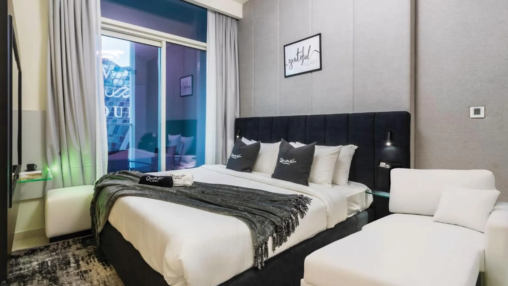 Luxury 2Bd Apt With Pool Gym & Burj Khalifa Views Dubai 0*,